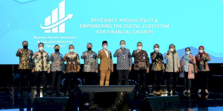 Berfoto bersama di acara Business Review Semester I/2022 dengan tema "Efficiency, Productivity and Empowering Digital Ecosystem for Financial Growth” di Ballroom Trans Luxury Hotel/Net