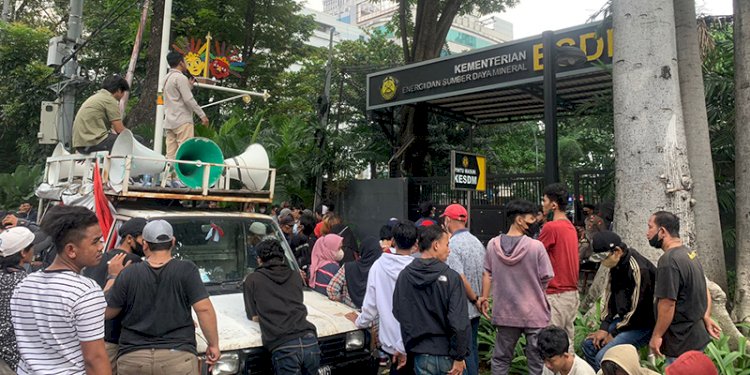 Aliansi Masyarakat Lingkar Tambang (AMLT) melakukan aksi di Kantor ESDM/Ist