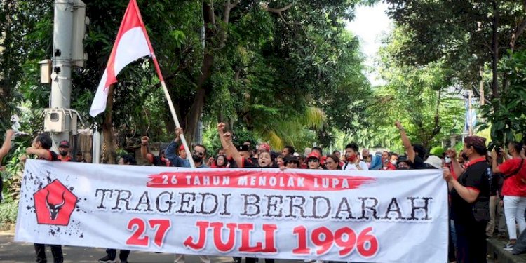 Sejumlah kader PDIP saat beraksi di Komnas HAM/Net