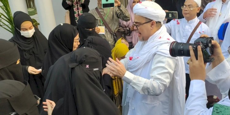 Habib Rizieq Shihab bertemu keluarga usai bebas bersyarat pada Rabu (20/7)/Net