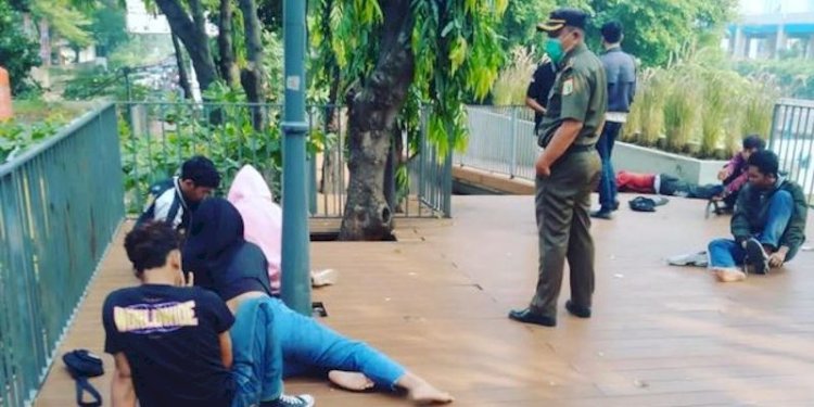 Remaja SCBD saat tertidur di jalanan/Net