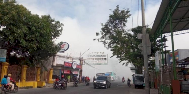 Asap Putih Mengepul di Jalan Semarang-Purwodadi akibat kebakaran pabrik pupuk CV Saprotan Utama Mranggen/RMOLJateng