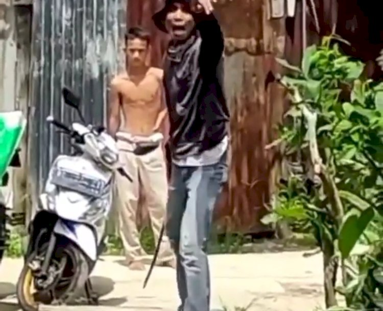 Potongan video saat terlapor Uju memarahi pelapor sambil membawa parang/repro.