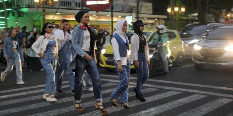 Sejumlah warga melintasi zebra cross di Jalan Tunjungan, Surabaya, untuk meniru Citayam Fashion Week di Jakarta, Minggu (25/7)/Net