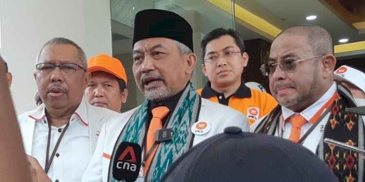 Presiden PKS, Ahmad Syaikhu ditemani dengan Sekretaris Jenderal (Sekjen) PKS Habib Aboe Bakar Alhabsyi saat melakukan pendaftaran untuk menjadi peserta Pemilu Serentak 2024/RMOL