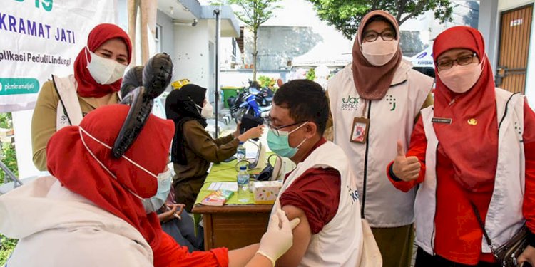 Pemberian vaksin booster kedua bagi tenaga kesehatan di Kecamatan Kramat Jati, Jakarta Timur/Ist