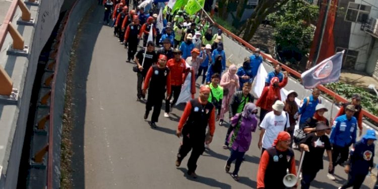 Aliansi Sejuta Buruh melakukan long march dari Bandung/RMOLJabar