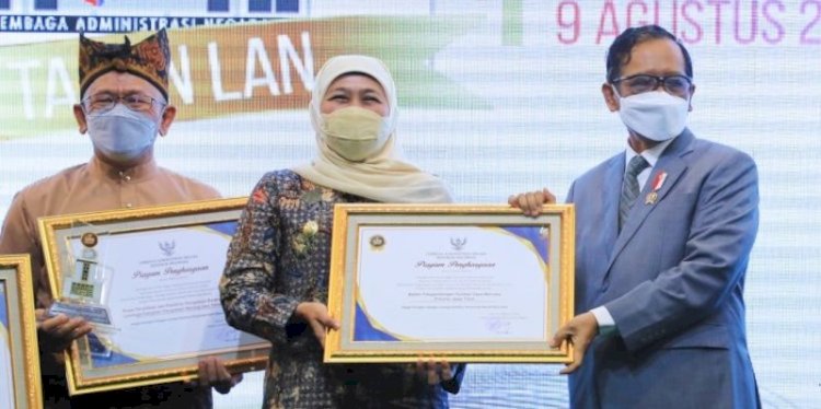 Gubernur Jatim Khofifah saat terima penghargaan dari LAN RI, Selasa (9/8)/RMOLJatim