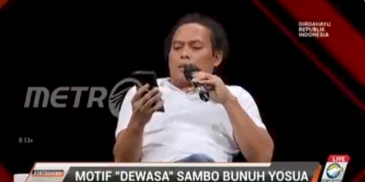 Kuasa hukum tersangka Bharada E, Deolipa Yumara membacakan pencabutan kuasa saat live di TV/Repro