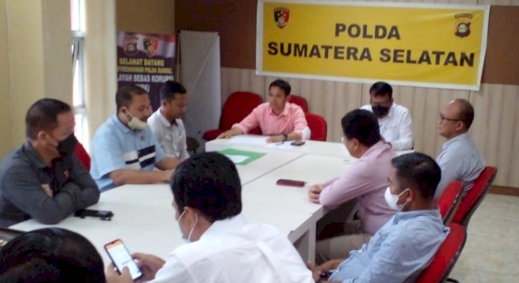 Aktivis Lentera Hijau Indonesia (LHI) mendatangi Polda Sumsel untuk mempertanyakan kejelasan laporan dari Imanullah anggota DPRD Kabupaten Lahat di Mapolres Lahat beberapa waktu lalu/ist