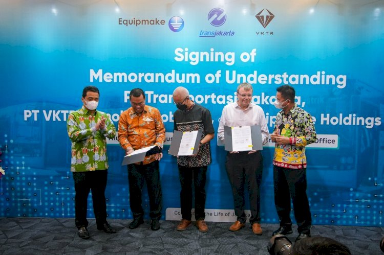 Proses penandatanganan yang dilakukan di kantor pusat Transjakarta, Cawang, Jakarta Timur yang disaksikan oleh Wakil Gubernur DKI Jakarta Ahmad Riza Patria dan Kepala Dinas Perhubungan (Kadishub) DKI Jakarta Syafrin Liputo ini dilakukan langsung oleh Direktur Utama Transjakarta M. Yana Aditya, Direktur Utama PT VKTR Teknologi Mobilitas Gilarsi W. Setijono dan CEO Eguipmake Holdings Pic Ian D Foley/Ist