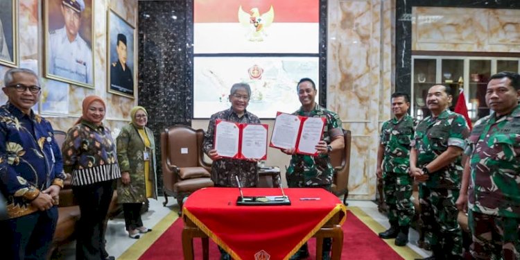 Direktur bank bjb Yuddy Renaldi dan Panglima TNI Jenderal Andika Perkasa usai melakukan penandatanganan Nota Kesepahaman (MoU)/Net