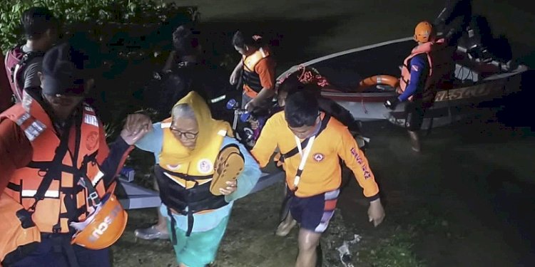 Petugas penjaga pantai Filipina sedang mengevakuasi penduduk sekitar ke tempat yang lebih aman saat Badai Ma-On/AP