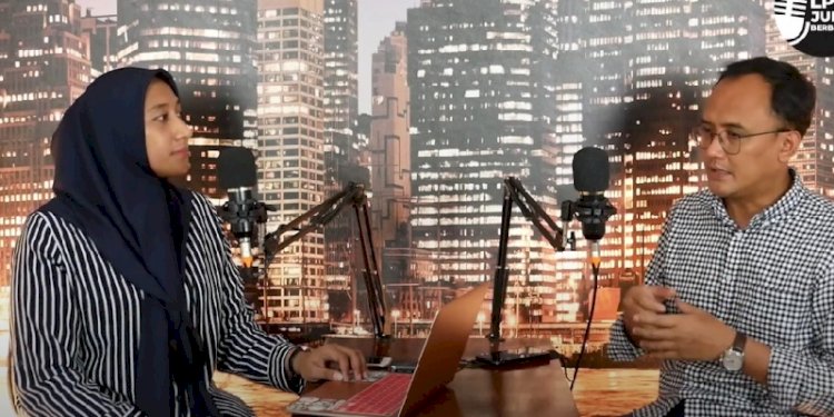 Ketua Perkumpulan Kader Bangsa, Dimas Oky Nugroho (kanan) dalam diskusi pada YouTube LP3ES/Repro