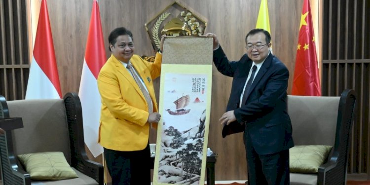 Ketua Umum Partai Golkar Airlangga Hartarto saat bertemu dengan Minister International Department Komite Sentral Partai Komunis China (PKC), Mr Liu Jianchao/Ist