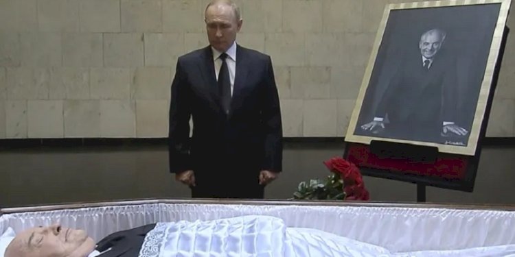 Presiden Rusia Vladimir Putin ketika melayat jenazah mantan pemimpin Uni Soviet, Mikhail Gorbachev/Net