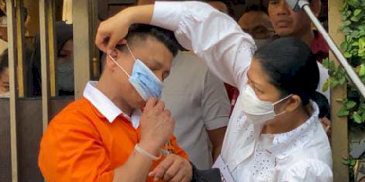 Putri Candrawathi saat memakaikan masker suaminya, Ferdy Sambo usai rekonstruksi kasus pembunuhan Brigadir Yosua Hutabarat/Net
