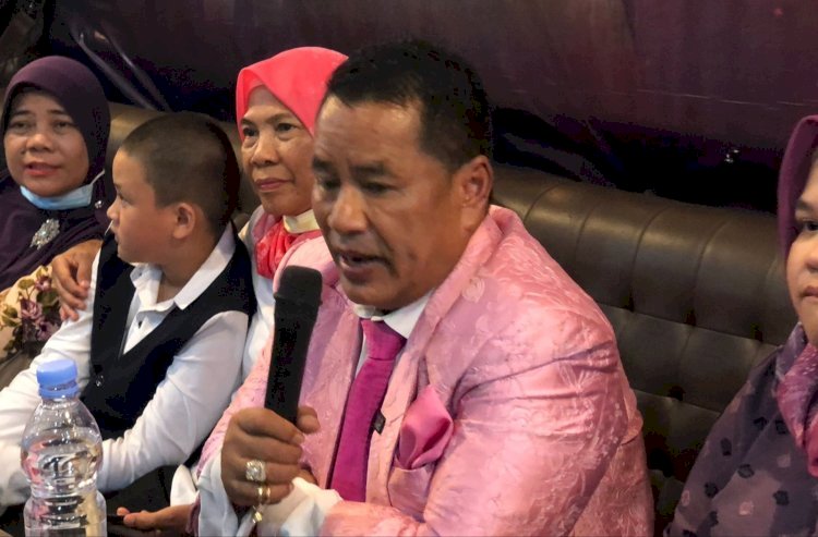 Pengacara Hotman Paris Hutapea saat menemui korban pemukulan oleh anggota DPRD Kota Palembang/ist