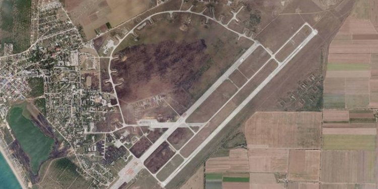 Pemandangan udara dari lapangan terbang di pangkalan militer Saki Rusia, yang diguncang oleh serangkaian ledakan pada Selasa 6 September 2022/Net