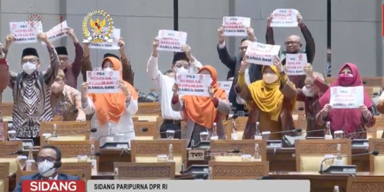 Legislator PKS saat ekpresikan penolakan kenaikan harga BBM di rapat paripurna DPR/Repro