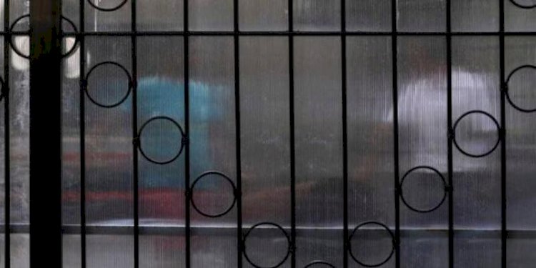 Gambar dua staf yang sedang membakar banyak kertas ke dalam tong berisi api yang berhasil diambil oleh reporter Reuters saat meliput keduataan Iran di Albania beberapa jam sebelum meninggalkan negara itu/Net