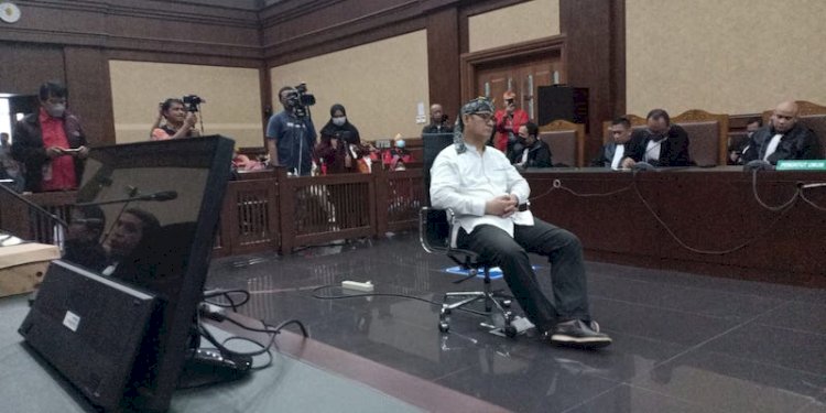 Wartawan senior Edy Mulyadi saat jalani sidang vonis kasus "tempat jin buang anak"/RMOL