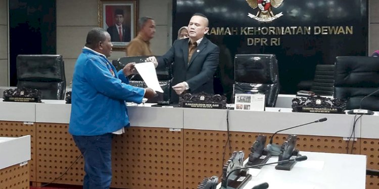Ketua Umum Generasi Muda Penerus Perjuangan Kemerdekaan, Bernard Denny Namang, menyerahkan laporan dugaan pelanggaran kode etik Effendi Simbolon ke MKD/RMOL