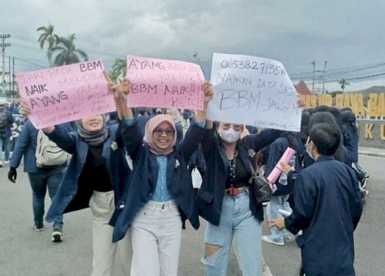 Mahasiswi Pembawa Poster Seksisme Saat Demo BBM di Bengkulu/Ist