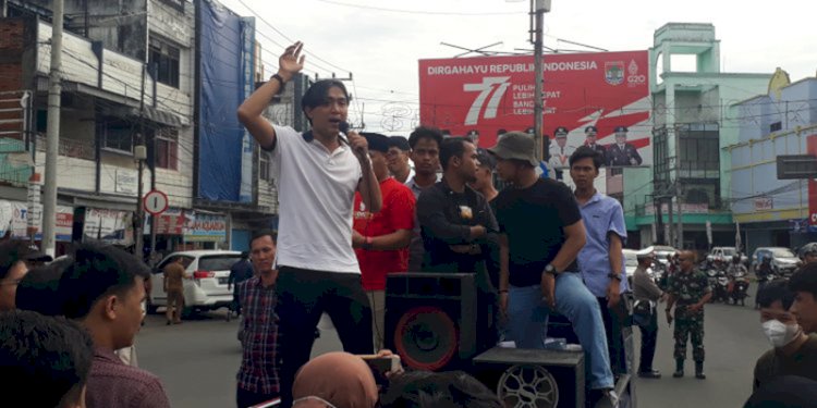 Aksi damai yang dilakukan aliansi pemuda kota Lubuklinggau di simpang lampu merah RCA Kota Lubuklinggau/RMOLSumsel