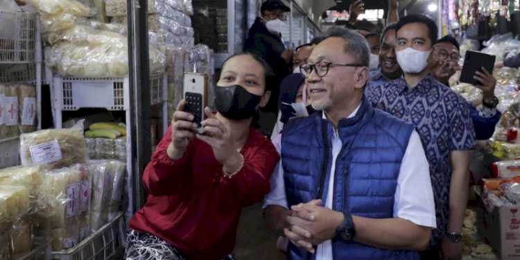 Menteri Perdagangan Zulkifli Hasan saat memantau harga barang kebutuhan pokok di Pasar Gede, Surakarta, Jawa Tengah/Net