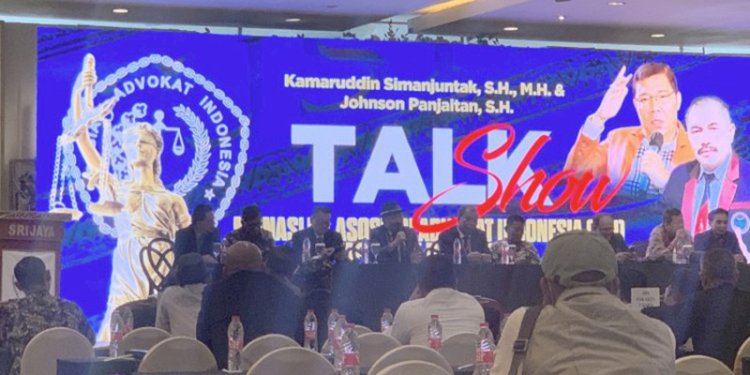 Kamaruddin Simanjuntak saat menjadi narasumber Talk Show yang diadakan Asosiasi Advokat Indonesia (AAI) Officium Nobile dalam rangkaian Musyawarah Nasional Luar Biasa (Munaslub) di Srijaya Building, Surabaya, Jumat (16/9)/RMOLJatim