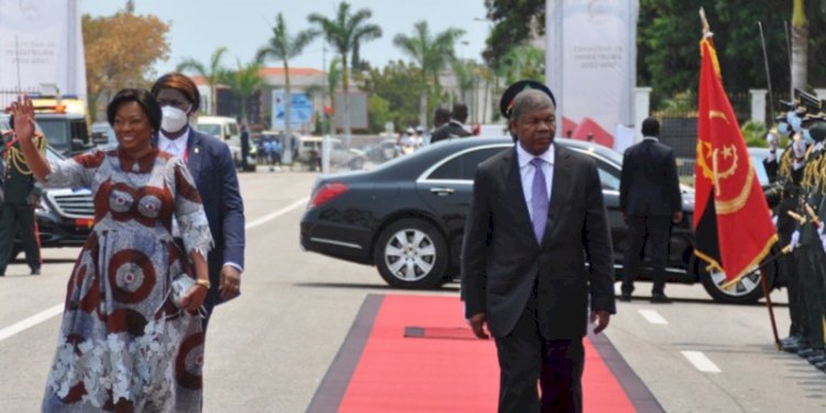 Presiden Angola Joao Lourenco (kanan) dan Ibu Negara Angola Ana Dias Lourenco (kiri) tiba pada upacara pelantikan presiden di alun-alun Praca da Republica di Luanda pada 15 September 2022/Net