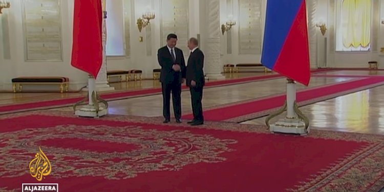 Xi Jinping berjabatan erat dengan Vladimir Putin di sela-sela KTT SCO di Uzbekistan, Kamis 15 September 2021/Net