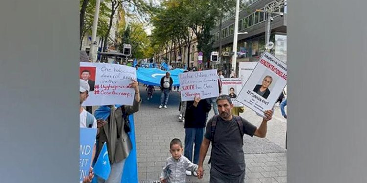 Unjuk rasa yang dilakukan komunitas Uighur di Wina, Austria/Net