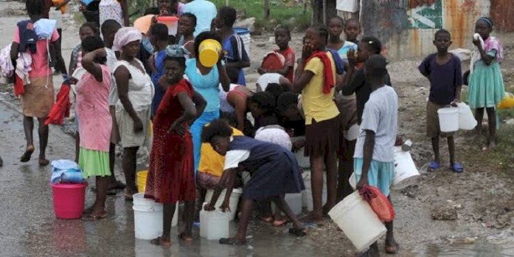Penduduk Haiti sedang mengantre untuk mendapatkan pasokan air bersih/Net