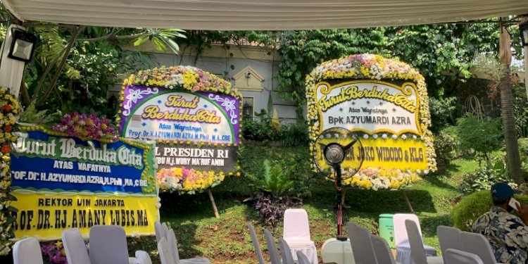 Karangan bunga di kediaman Ketua Dewan Pers Prof Azyumardi Azra/RMOL