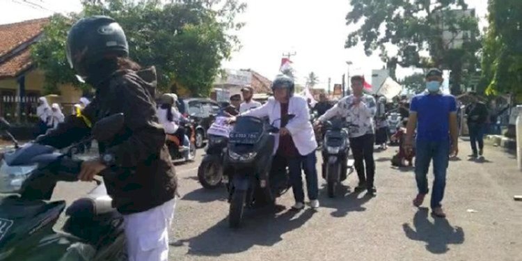 Aksi masyarakat dengan mendorong motor sebagai penolakan kenaikan BBM/RMOLJabar