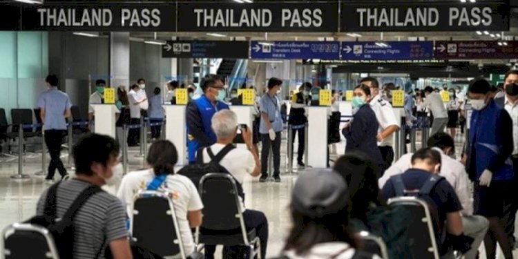 Turis asing mengantre di bandara Suvarnabhumi, Thailand/Daily Express