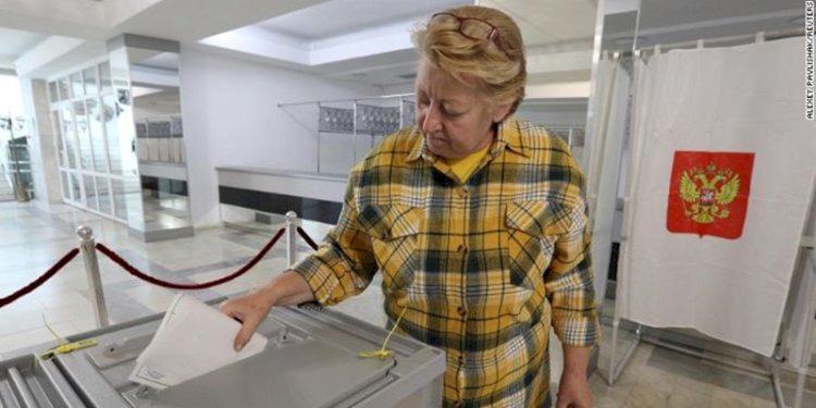 Seorang wanita memberikan suaranya di Sevastopol, Krimea, pada 23 September 2022/Net