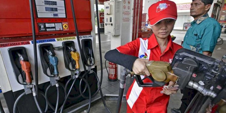Petugas SPBU tengah mengisi BBM untuk kendaraan/Net