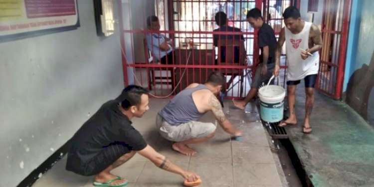 Warga binaan Rutan Salatiga resik-resik lingkungan hunian/Ist