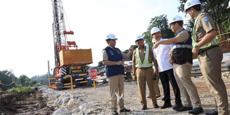 Gubernur DKI Jakarta, Anies Baswedan, melihat langsung proses pembangunan sistem saringan sampah badan air di perbatasan Jakarta/Ist
