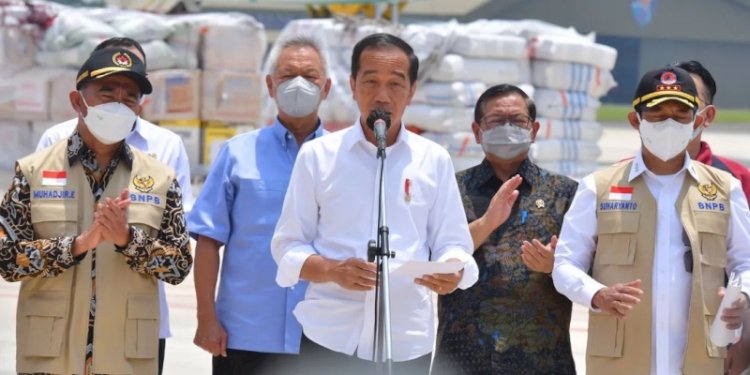 Presiden Joko Widodo didampingi Founder Artha Graha Peduli, Tomy Winata dan beberapa menteri melepas bantuan untuk Pakistan/Net