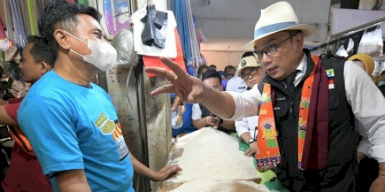 Gubernur Jawa Barat Ridwan Kamil saat memantau harga kebutuhan pokok masyarakat di Pasar Sukatani, Kota Depok/Ist