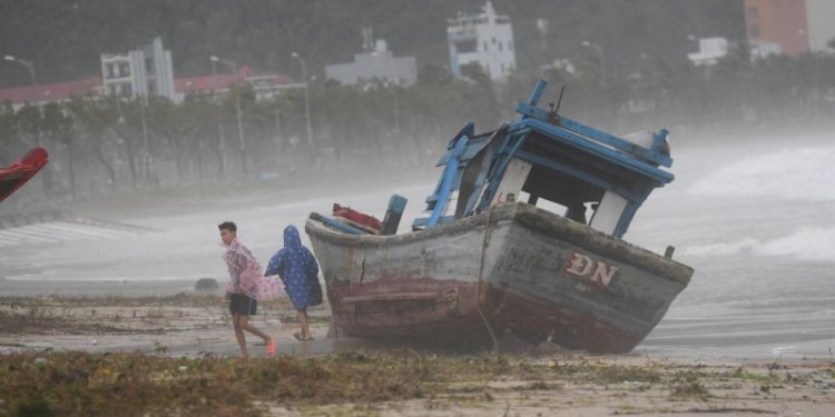 Perahu terdampar usai hantaman Topan Noru di Vietnam/Net