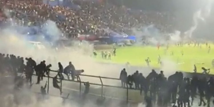 Polisi menembakkan gas air mata ke penonton laga Arema FC dan Persebaya/Net
