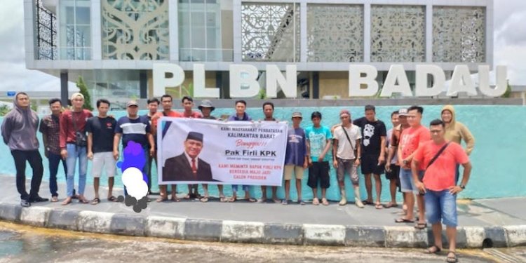 Warga berkumpul di Pos Lintas Batas Negara (PLBN) Badau, Kabupaten Kapuas Hulu, Kalbar menyatakan dukungan untuk Ketua KPK, Firli Bahuri/Net