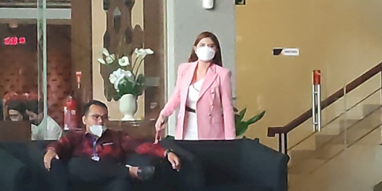 Pramugari PT RDG Airlines, Tamara Anggraeny, memenuhi panggilan tim penyidik KPK, Senin (3/10)/RMOL