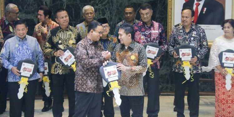 Gubernur DKI Jakarta Anies Baswedan saat hibahkan mobil Damkar ke beberapa daerah/RMOLJakarta