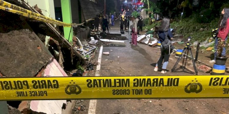 Polisi memasang Police line di MSTN 19 Jakarta lokasi robohnya tembok sekolah yang menewaskan 3 siswa/RMOL